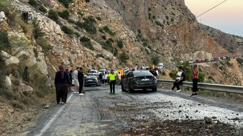 Mersin'de zincirleme kaza : 4 araç birbirine girdi