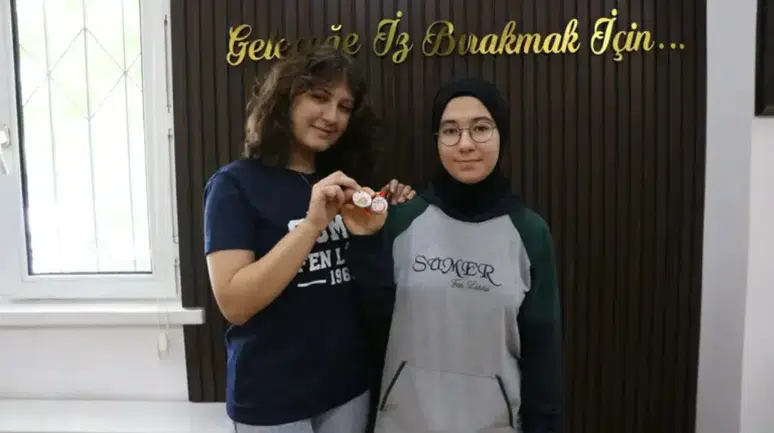 MEB Robot Yarışması'nda 3'üncü olan öğrencilere gram altın ödülü