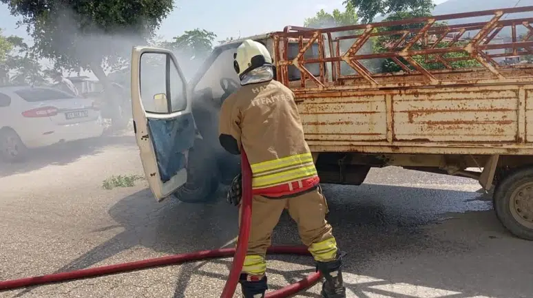 Hatay Samandağ’da seyir halindeki kamyonet alev aldı