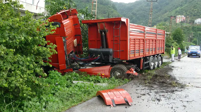 Giresun'da kum yüklü kamyon evin bahçesine daldı
