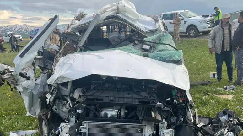 Erzurum'da araç devrildi: 3 ölü, 4 yaralı