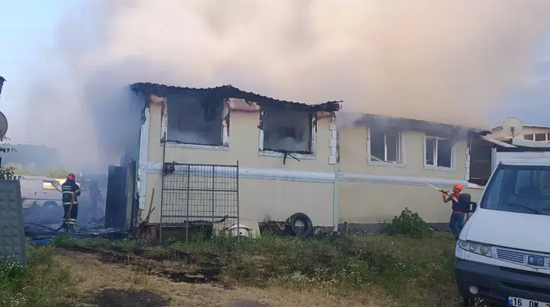 Sakarya'da alevler dakikalar içinde tüm evi sardı : Ahşap ev küle döndü