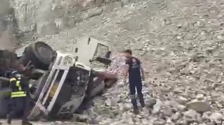 Erzurum'da tırın freni patladı, yola atlayan sürücü hayatını kaybetti