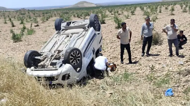 Şanlıurfa'da mobil sağlık aracı şarampole devrildi : 1 görevli yaralandı