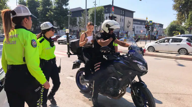 Bursa'da kimliğini unutan öğrenciyi trafik polisleri sınava yetiştirdi
