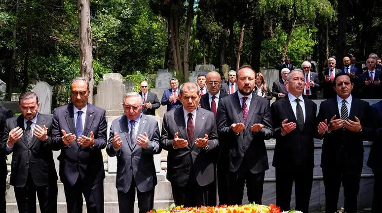 Dursun Özbek, Ali Sami Yen ve Süleyman Seba'nın kabrini ziyaret etti