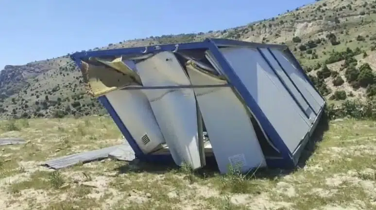 Tunceli'de fırtına etkisi : Konteyner 100 metre sürüklenip kullanılamaz hale geldi
