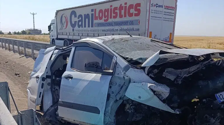 Mardin'de otomobil refüje çarptı : 1 ölü, 2 yaralı