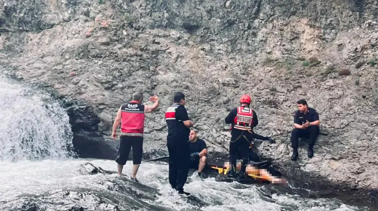 Sakarya'da dereye giren 20 yaşındaki genç boğularak can verdi