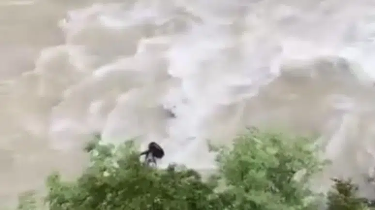 Artvin Şavşat'ta bir araç Çoruh Nehri'ne uçtu