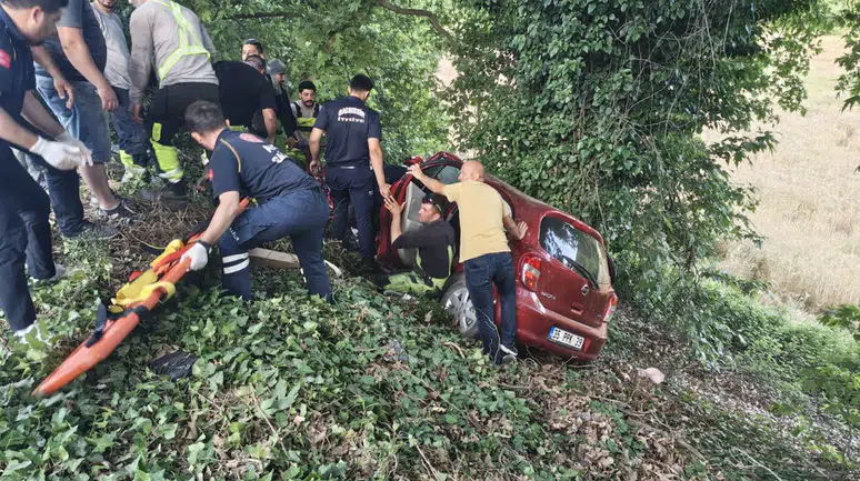 Balıkesir'de otomobil şarampole uçtu, 2 kişi yaralandı