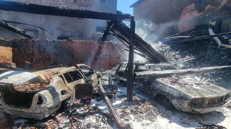 Kütahya'da feci yangın : 3 ev zarar gördü, 2 araç küle döndü