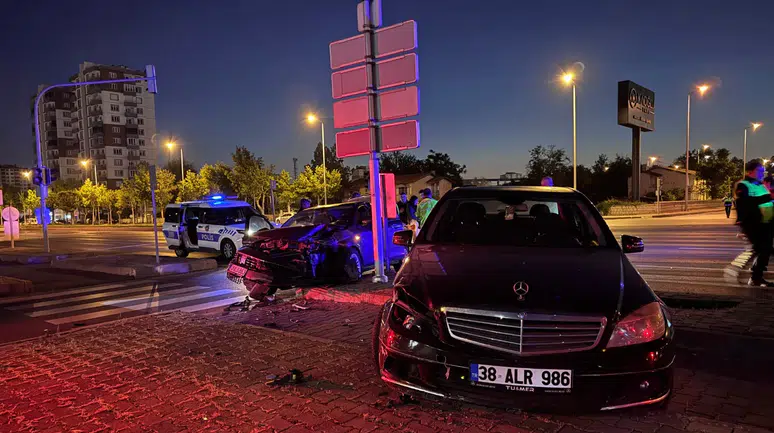 Kayseri'de iki otomobil çarpıştı, 1 kişi yaralandı