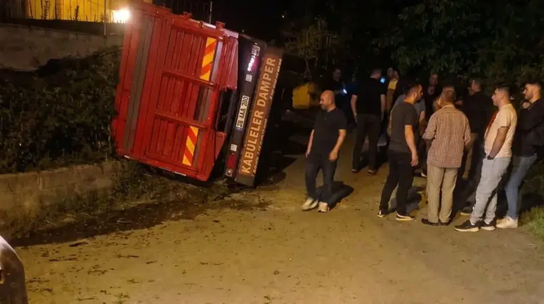 Giresun'da çay yüklü kamyon devrildi
