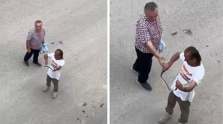 Sakarya’da şaşırtan müdahale : Evde dolaşan yılanı çıplak elle yakaladı
