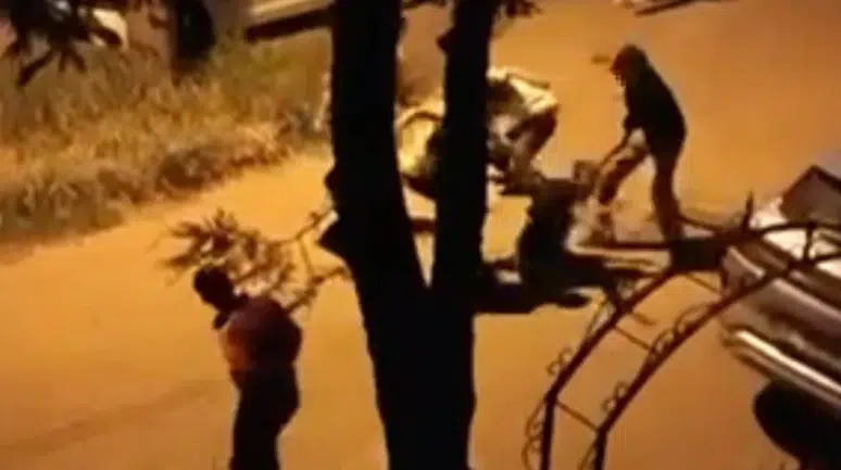 Aksaray'da parkta iki grup arasında bıçaklı kavga : 1 yaralı