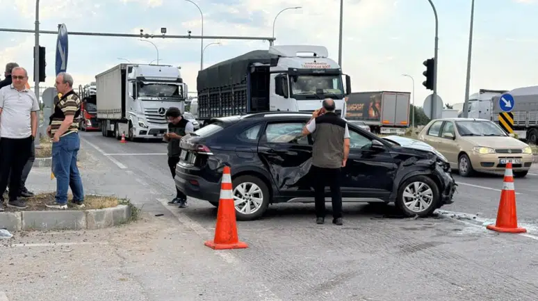 Kütahya'da iki otomobil çarpıştı : Çok sayıda yaralı var