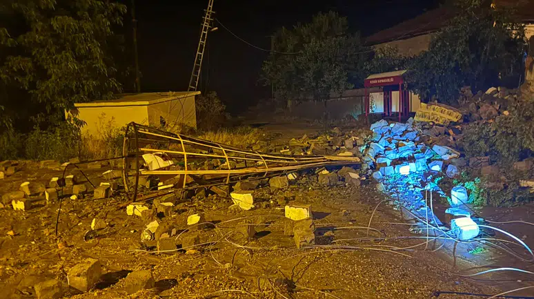 Kırıkkale'de şiddetli fırtına : Caminin minaresi yıkıldı