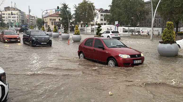 Tokat'ta sağanak ve kuvvetli rüzgar etkili oldu