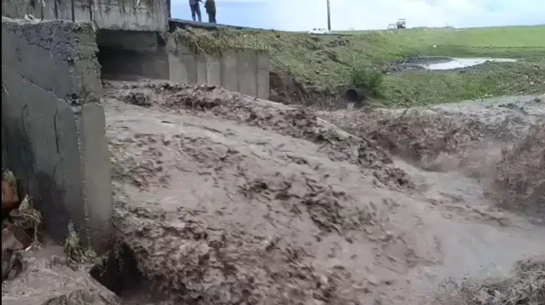 Kars'ta şiddetli yağış sele neden oldu : Köy yolu ulaşıma kapandı