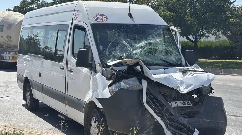 Gaziantep'te işçi servisi ile damperli tır çarpıştı
