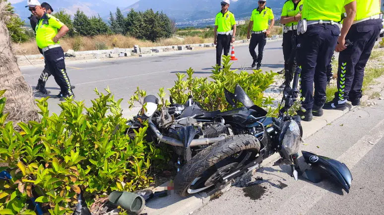 Denizli'de ağaca çarpan genç sürücü hayatını kaybetti
