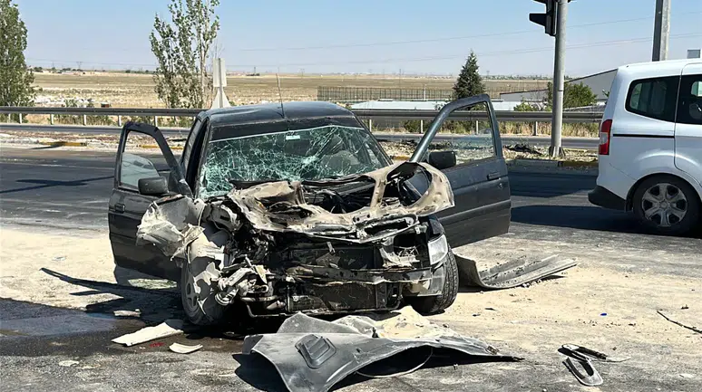 Aksaray'da otomobilin vince arkadan çarptığı kazada 3 kişi yaralandı