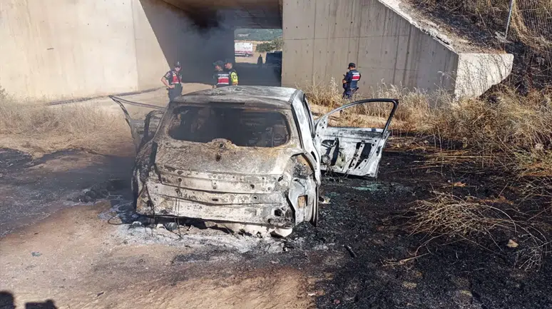 Balıkesir'de devrilen otomobil alevlere teslim oldu : 4 yaralı