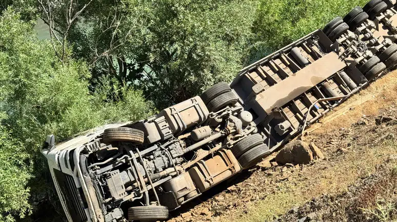 Şırnak'ta tır uçuruma yuvarlandı : Sürücü yaralandı