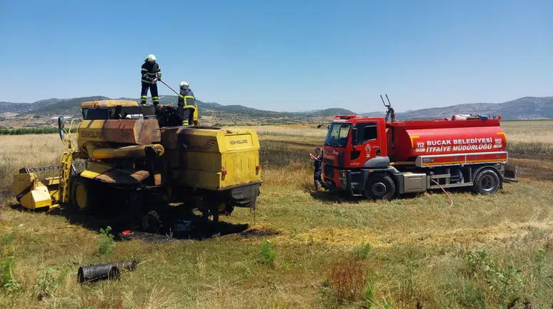 Burdur’da seyir halindeki biçerdöver alev aldı : 1 dönüm anız zarar gördü