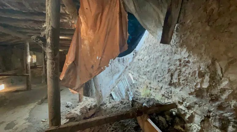 Kars'ta sağanak etkisi : Ahır çöktü
