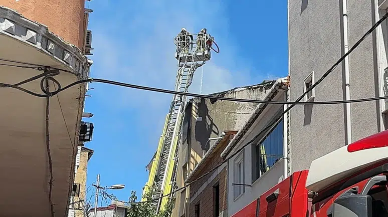 Avcılar'da 4 katlı binanın çatı katında yangın