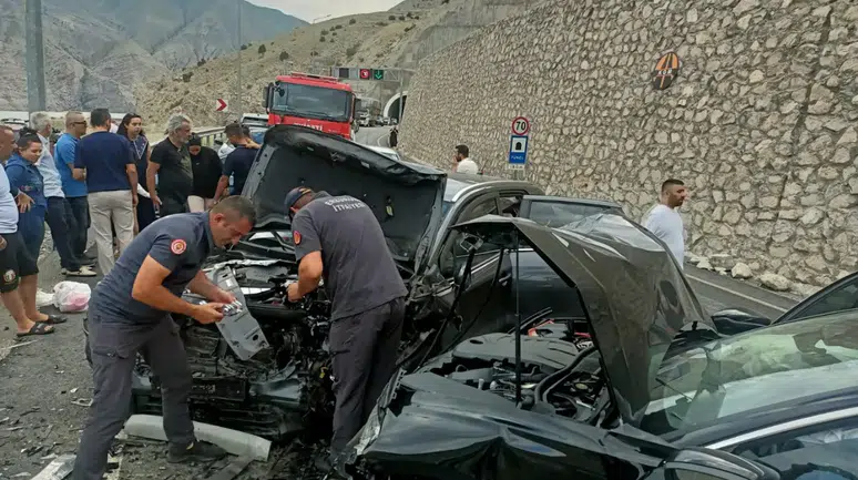 Erzurum'da tünel çıkışında otomobiller kafa kafaya çarpıştı : 3'ü ağır 4 yaralı