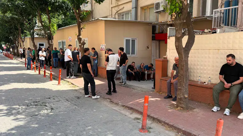 Eşini kızının yanında uyurken öldürmüş