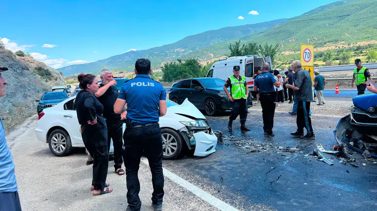Kastamonu'da iki otomobil çarpıştı : 1'i çocuk 5 kişi yaralandı