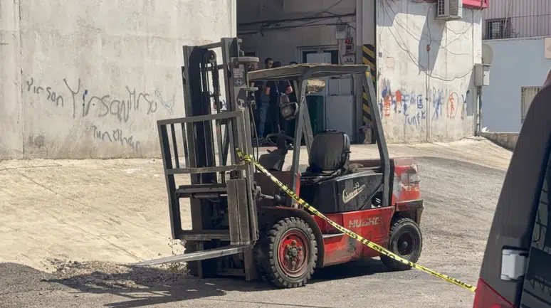 Üzerine forklift devrilen genç işçi öldü