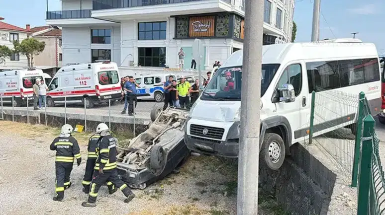 Bartın-Karabük yolunda işçi minibüsü, iki otomobile çarptı : 3 yaralı