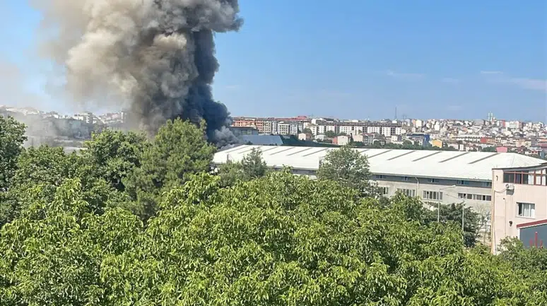 Arnavutköy'de sünger fabrikasında yangın