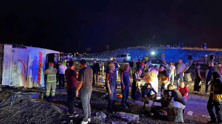 Devrilen yolcu otobüsündeki 40 kişi yaralandı