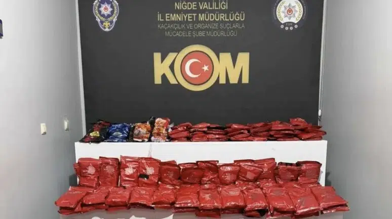 Niğde'de kaçak tütün operasyonu : Araçtan yüzlerce paket çıktı