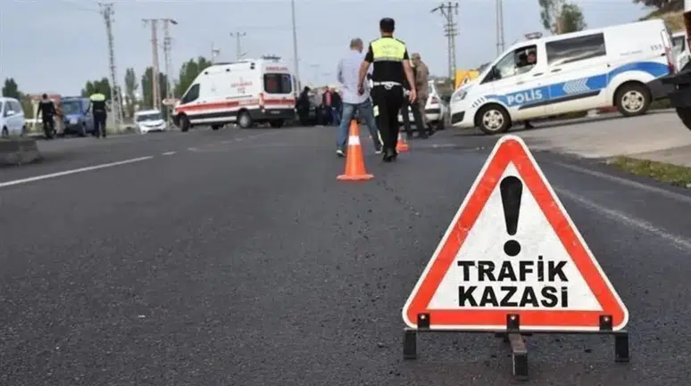 Amasya’da minibüs aydınlatma direğine çarptı : 1'i bebek 4 kişi yaralandı