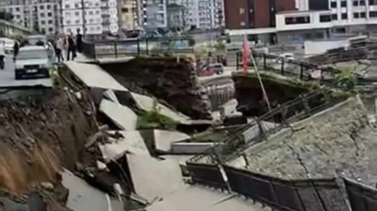 Rize'de yol çökmesi sonucu 2 bina tedbir amacıyla tahliye edildi
