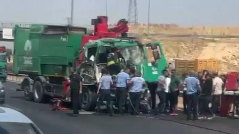 Gaziantep'te tıra çarpan çöp kamyonunun sürücüsü ağır yaralandı