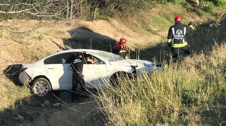Konya'da otomobil şarampole yuvarlandı : 1'i bebek 3 yaralı