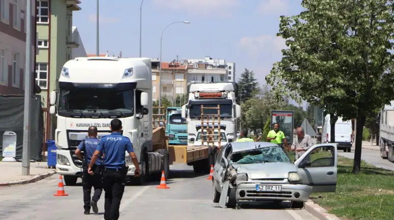 Karaman'da otomobil, tırın dorsesine çarptı : 1'i ağır 3 yaralı