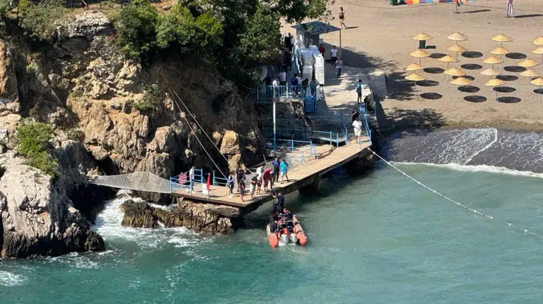 Zonguldak'ta uyarılara rağmen denize giren şahıs dalgalar arasında kayboldu