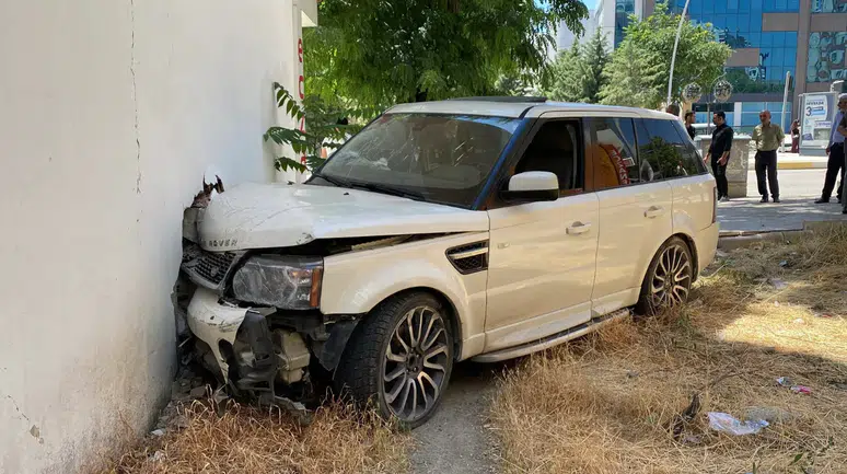Elazığ'da cip yayaya çarptı : 1'i ağır 2 kişi yaralandı