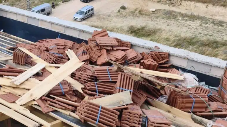 Bursa'da devrilen kiremitlerin altında kalan 2 işçi yaralandı
