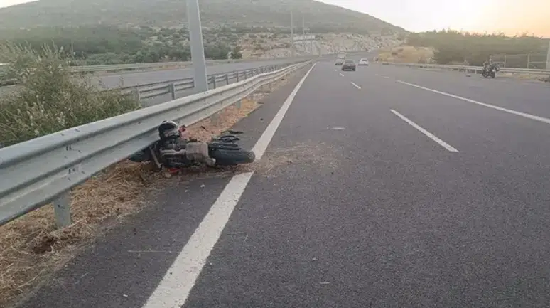 İzmir'de bariyerlere çarpan motosiklet eğitmeni hayatını kaybetti