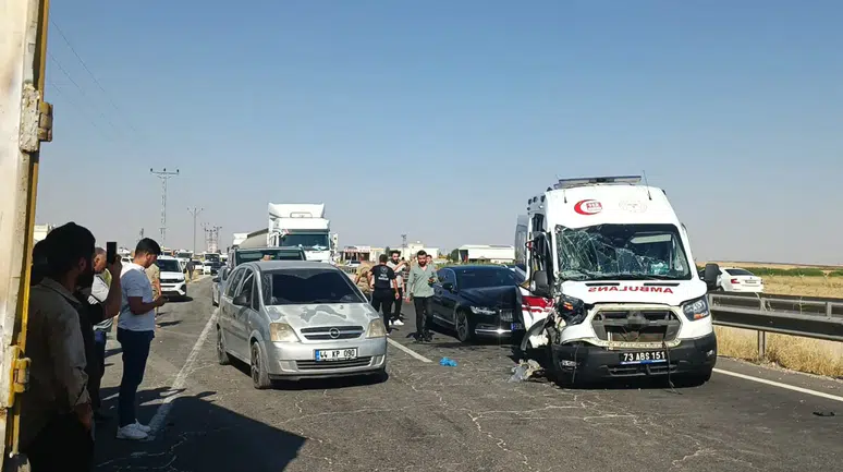 Mardin'de zincirleme kaza : Ambulans, tır ve otomobilin karıştığı kazada 3 kişi yaralandı
